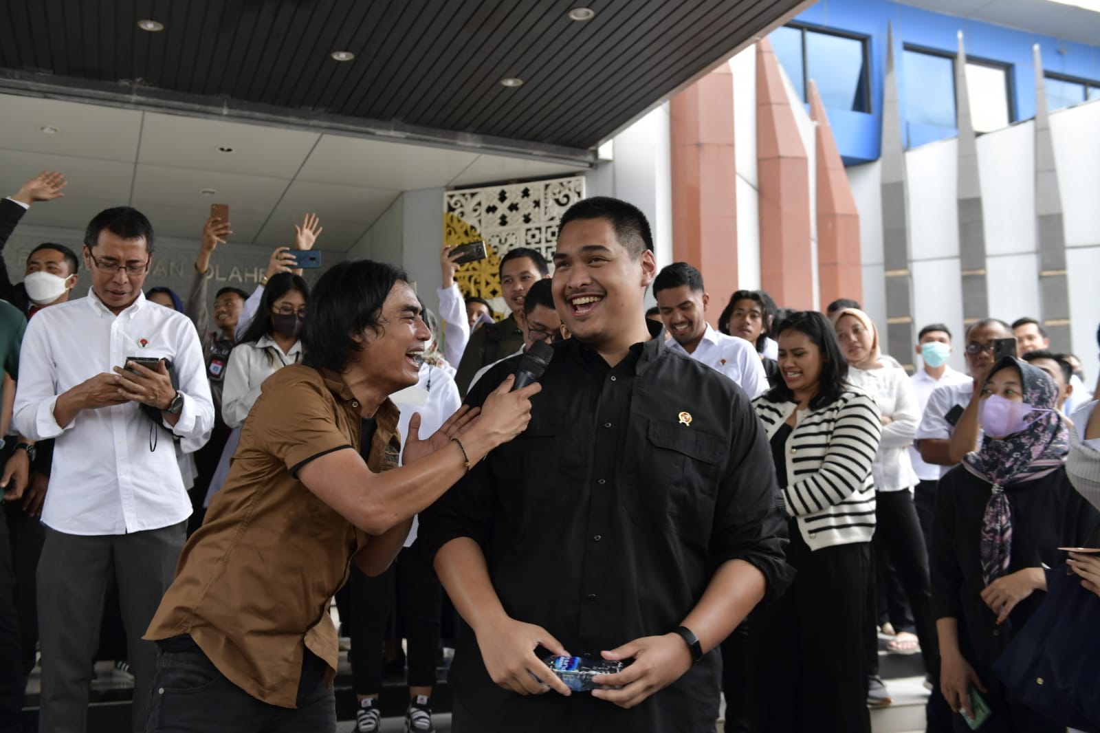 Asyiknya Menpora Dito Nongkrong dan Nyanyi Bereng Charly ST12 di Kemenpora