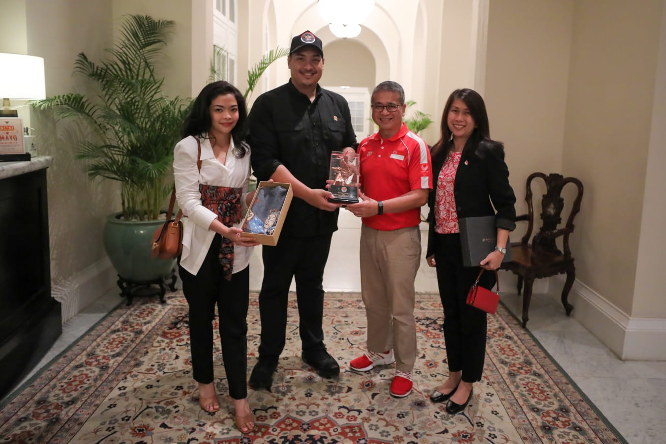 Menpora Dito Bertemu Menpora Singapura di Kamboja Bahas Kepemudaan dan Keolahragaan