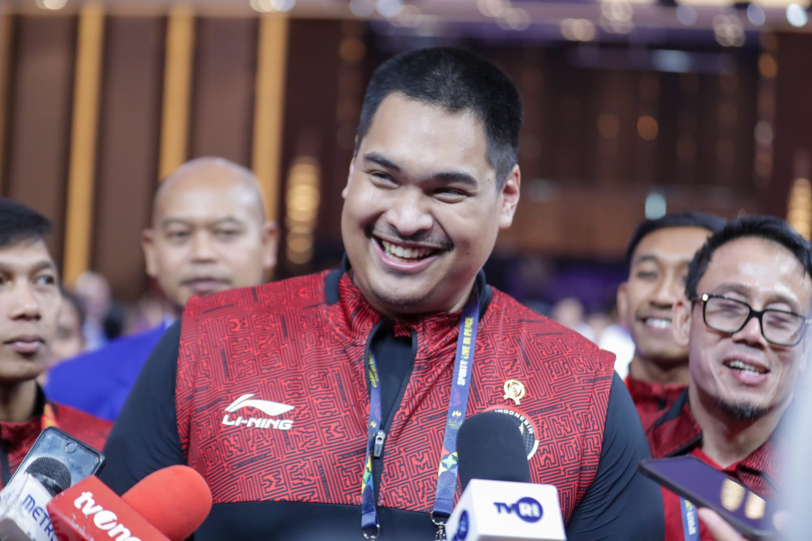 Menpora Dito Puji Defile Indonesia Pakai Baju Adat Saat Upacara Pembukaan SEA Games 2023 Kamboja
