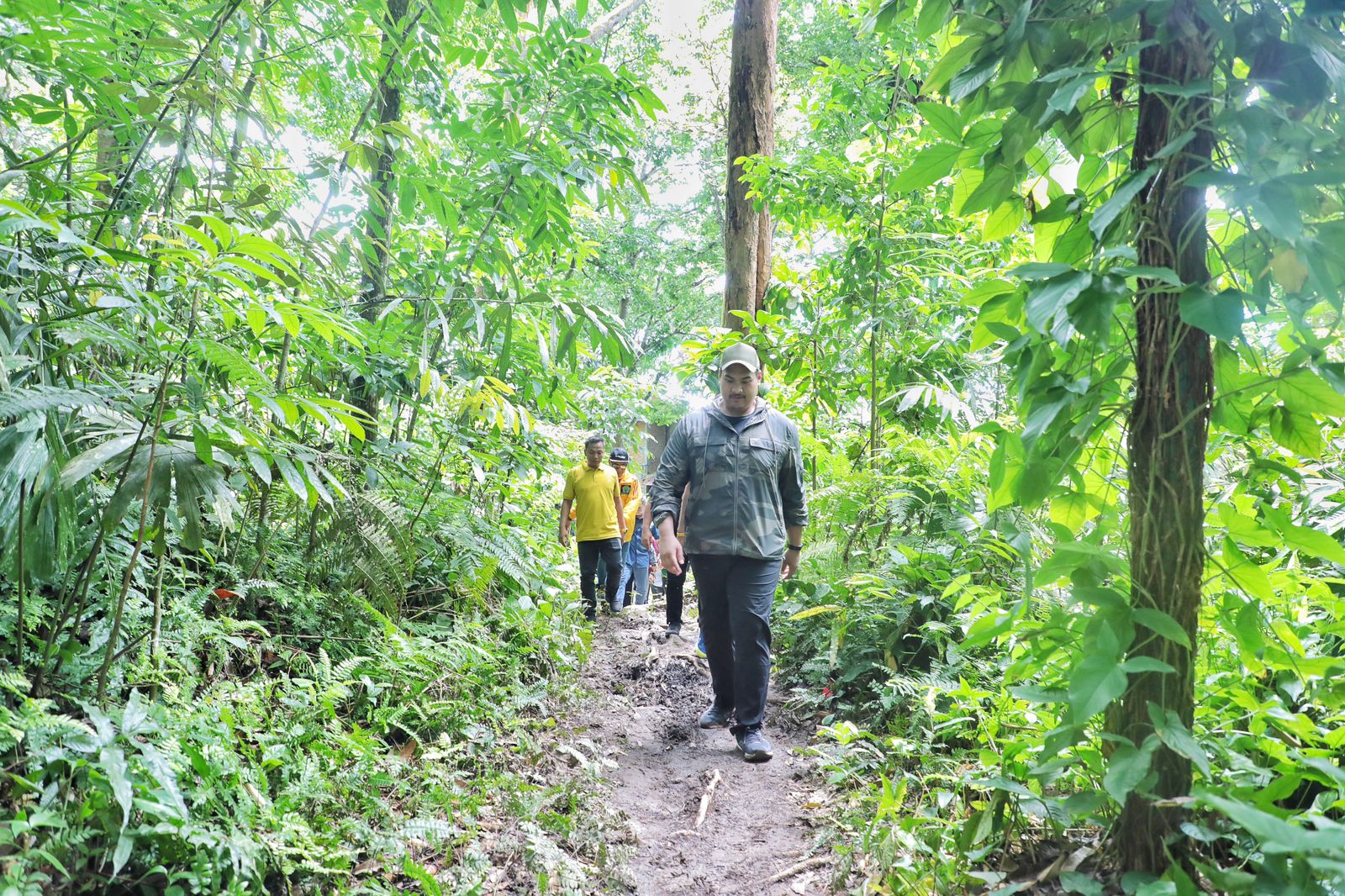 Dito Ariotedjo Jadi Menpora RI Pertama yang Jajal Trek Lari Lintas Alam Bukit Lawang di Langkat