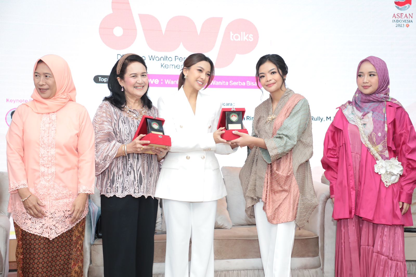 Buka DWP Talks, Penasihat DWP Kemenpora Niena Dito Ariotedjo Sampaikan Pentingnya Peran Wanita Dalam Memahami dan Percaya Diri