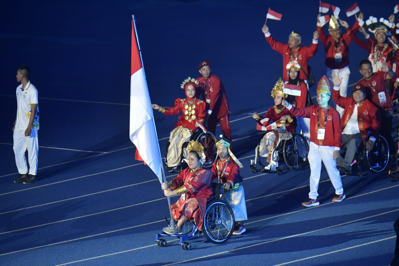 Asean Para Games 2023 Kamboja Resmi Dibuka, Lifter Dwiska Bangga Pakai Baju Adat Padang dan Jadi Pembawa Bendera Merah Putih