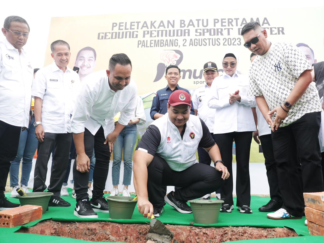 Menpora Dito Meletakkan Batu Pertama Pembangunan Gedung Pemuda Sport Center di Palembang