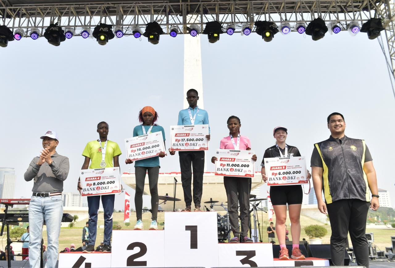 Menpora Dito Kalungkan Medali Pemenang Lomba Lari Jakarta Half Marathon 2023