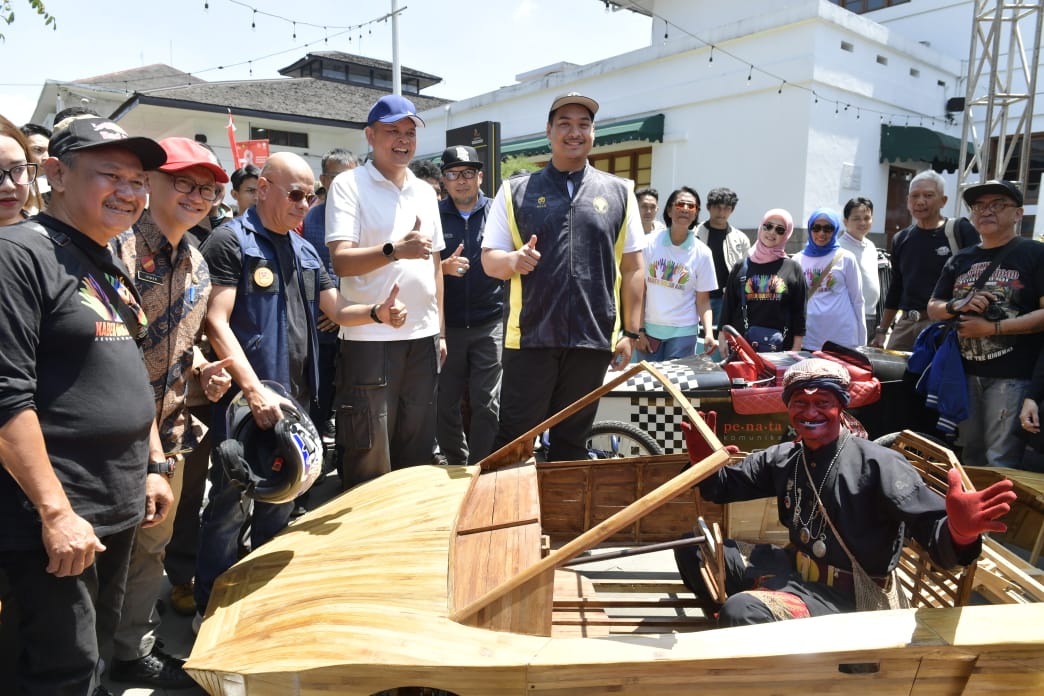 Tinjau Lomba Kereta Peti Sabun di Bandung, Menpora Dito Kagum Kreativitas Para Peserta