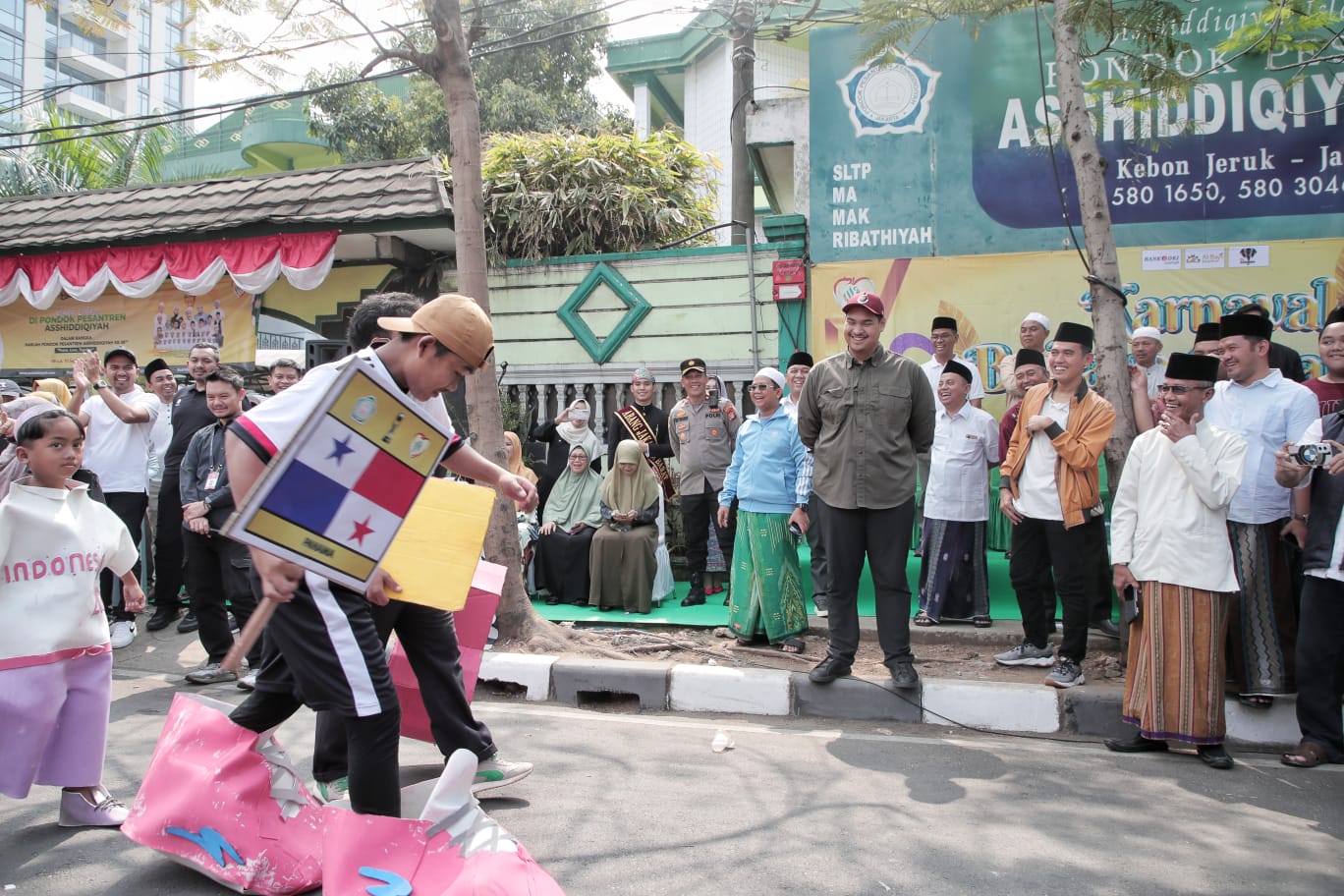 Menpora Dito Apresiasi Karnaval Budaya Ponpes Asshiddiqiyah untuk Sosialisasikan FIFA World Cup U-17