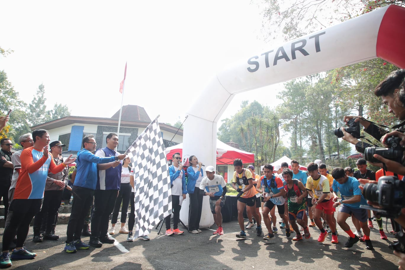 Menpora Dito Buka Kejurnas Lari Trail Indonesia 2023