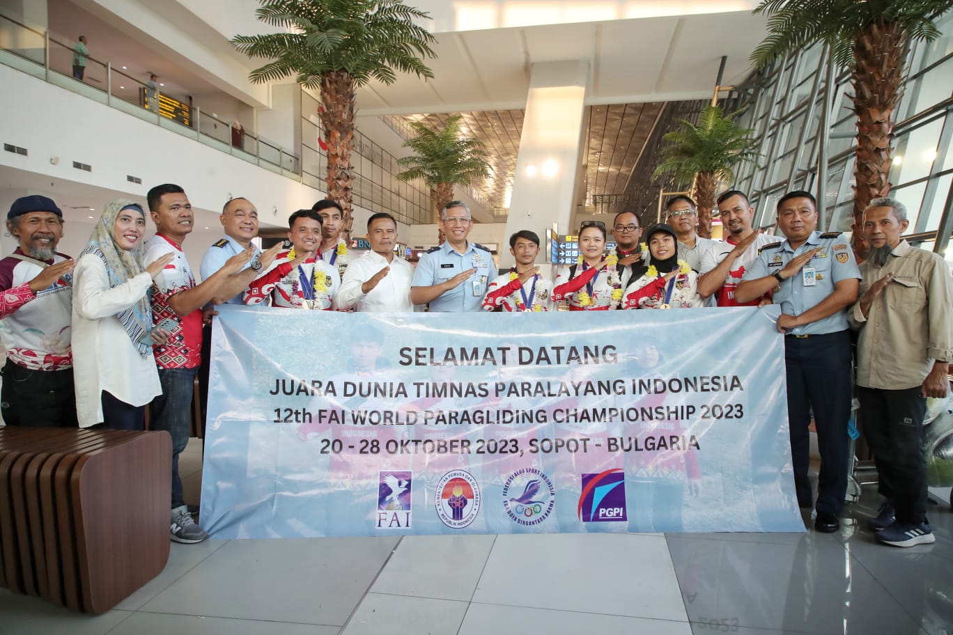 Apresiasi Tim Paralayang Indonesia Usai Juara Dunia, Kemenpora Jemput Atlet dan Sambut dengan Pengalungan Bunga di Bandara