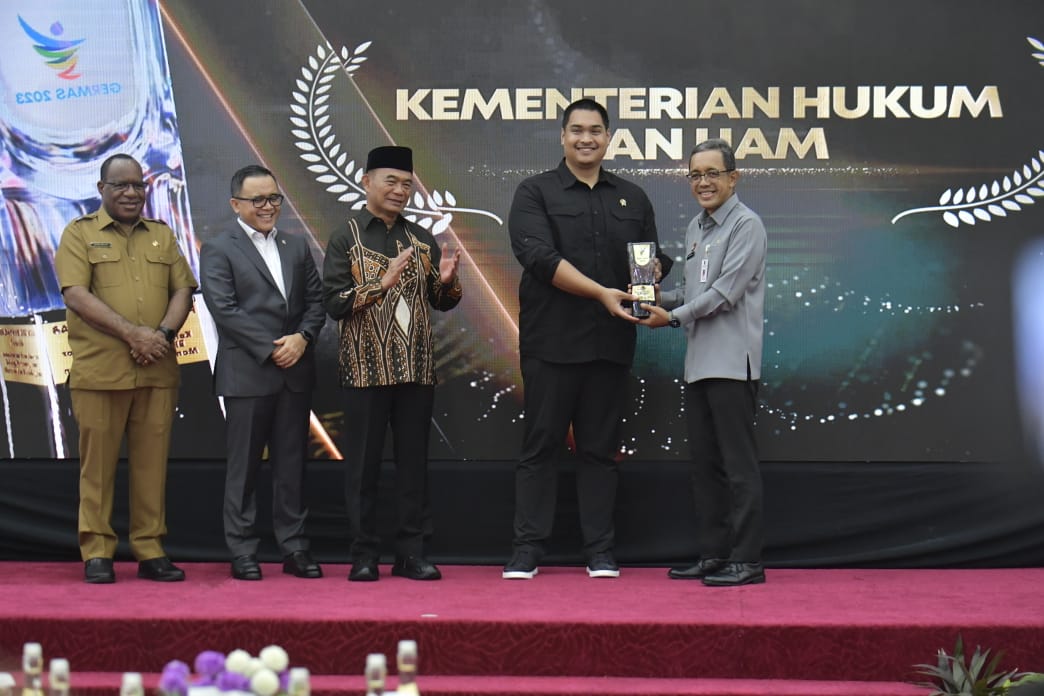 Menpora Dito Bersama Menko PMK Serahkan Germas Award 2023 Tingkat Kementerian/Lembaga