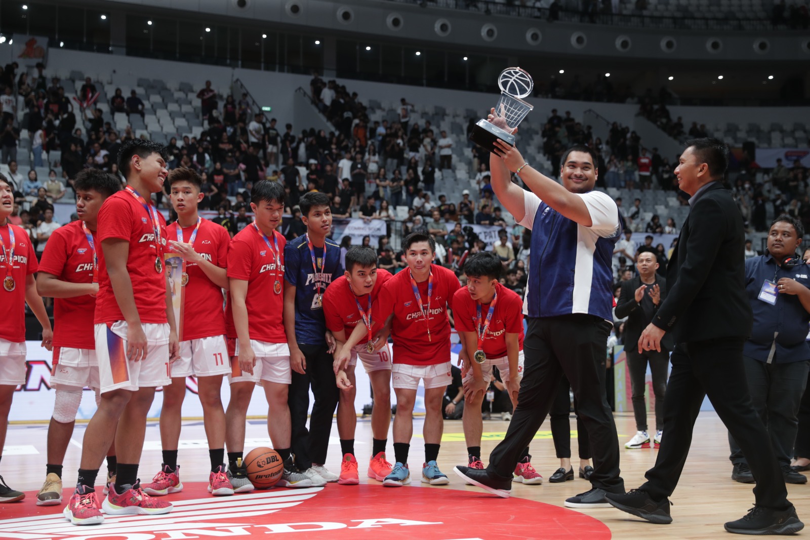 Serahkan Trophy Juara DBL Indonesia 2023, Menpora Dito Bangga Lihat Antusias Penonton Penuhi Indonesia Arena