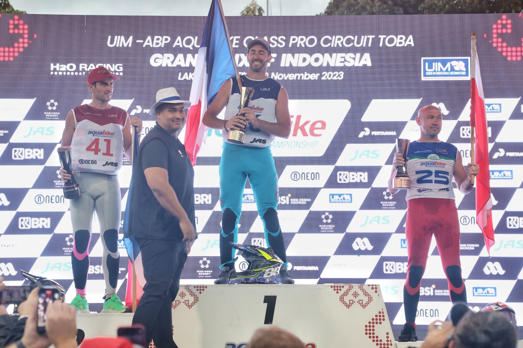 Menpora Dito Serahkan Trohy Juara Dunia Runabout GP1 Lake Toba 2023