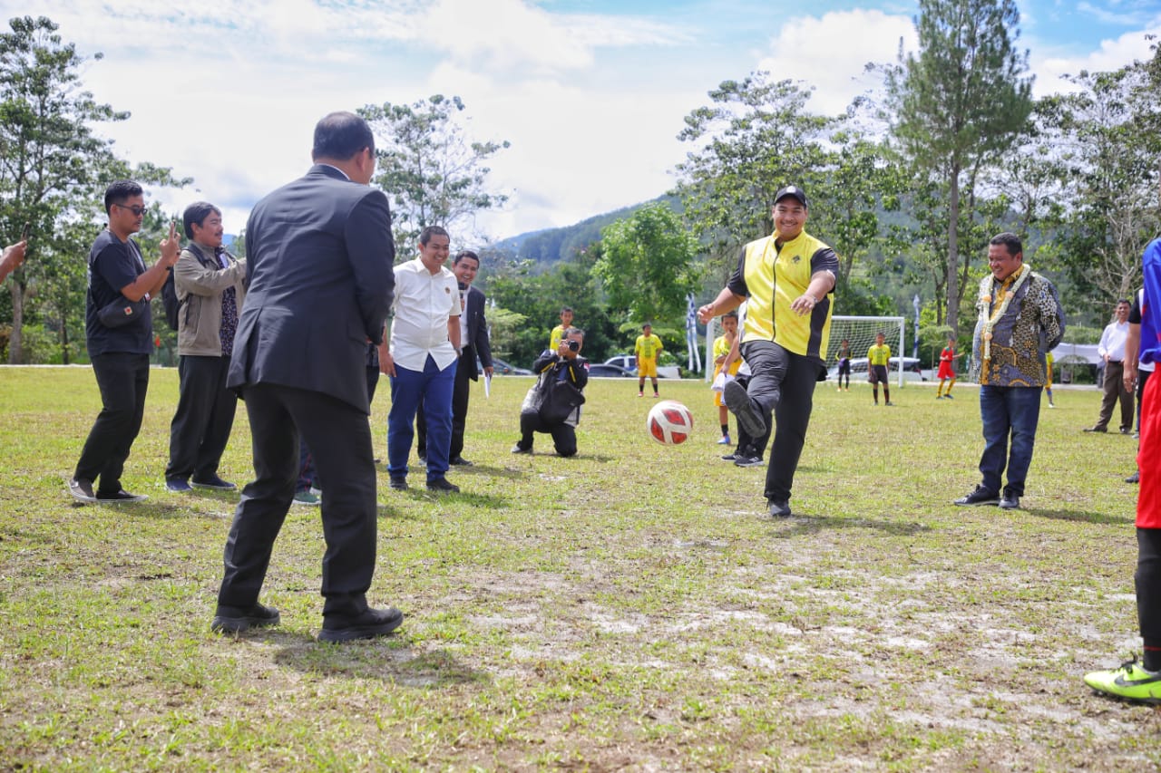 Menpora Dito Resmikan Sekolah Sepak Bola Huria Kristen Batak Protestan di Tapanuli Utara