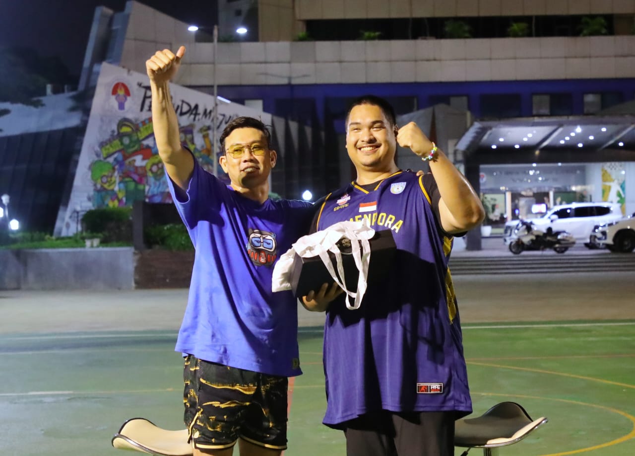Pebasket Sombong Denny Sumargo Bangga Bisa Main Basket dengan Menpora Dito