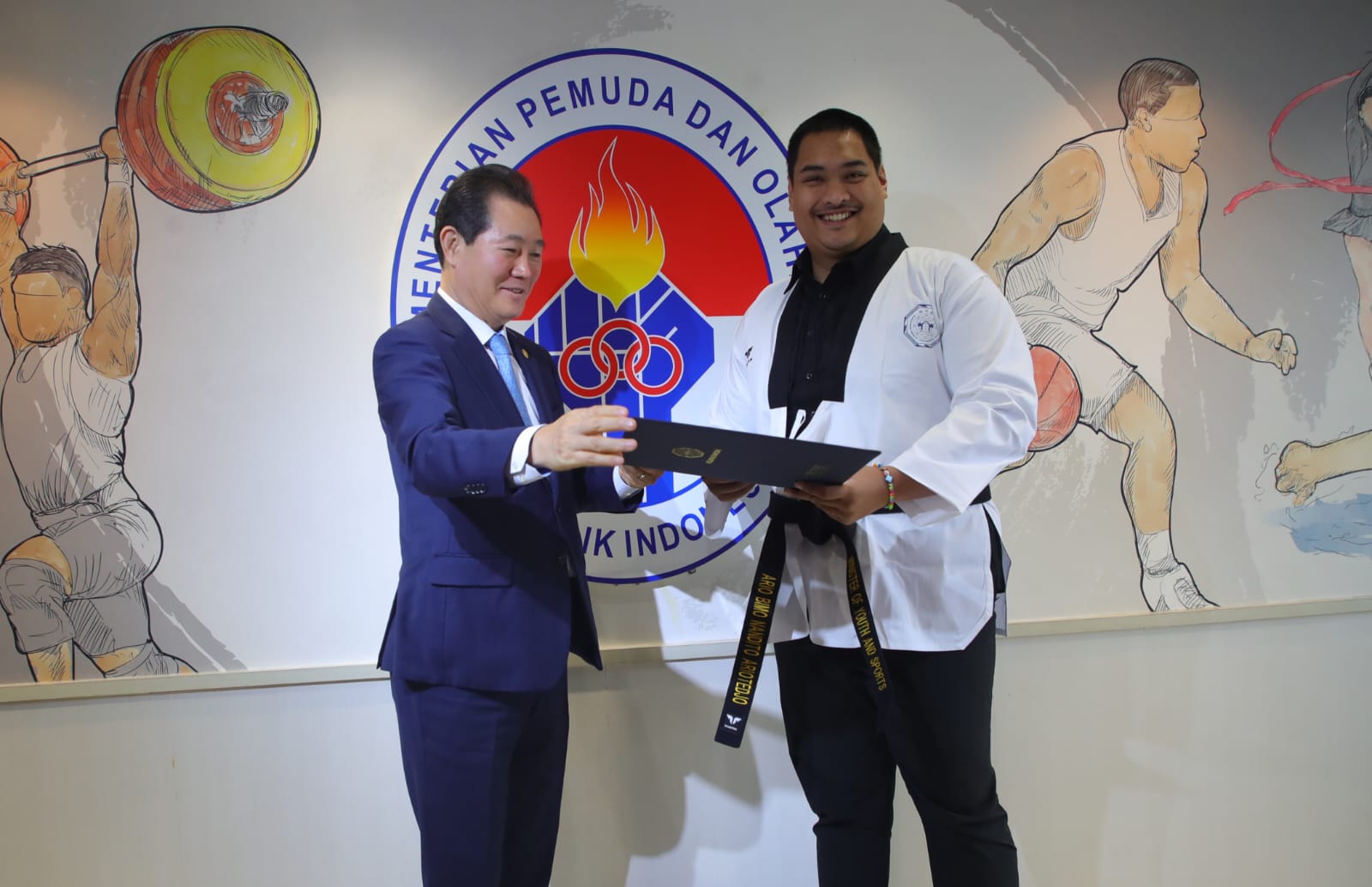 Terima Sabuk Hitam Kehormatan DAN dari Kukkiwon, Menpora Dito Harap Taekwondo Indonesia Dapat Wild Cards ke Olimpiade 2024 Paris