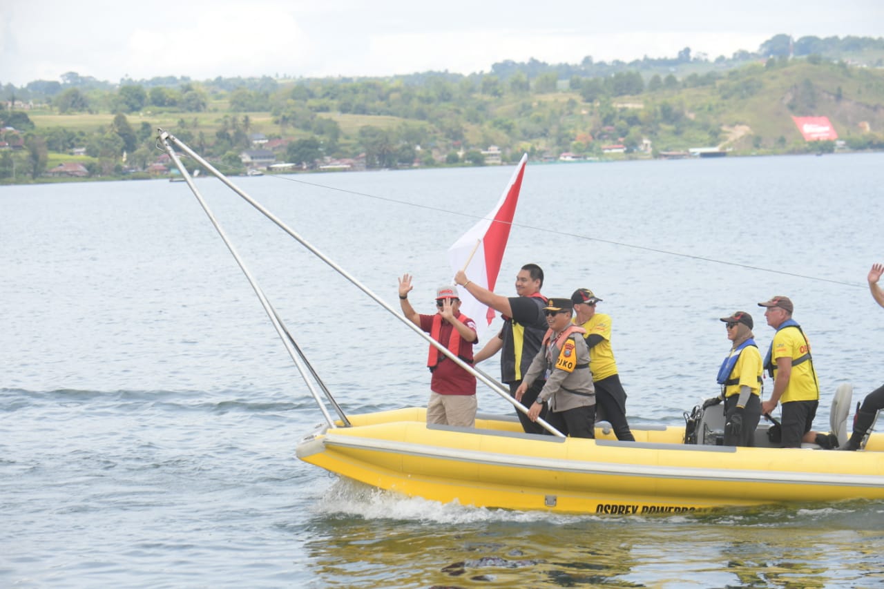 Hadir di Ajang F1 Powerboat 2024, Menpora Dito Naik Kapal Boat Pimpin Parade Peserta dengan Lambaikan Bendera Merah Putih