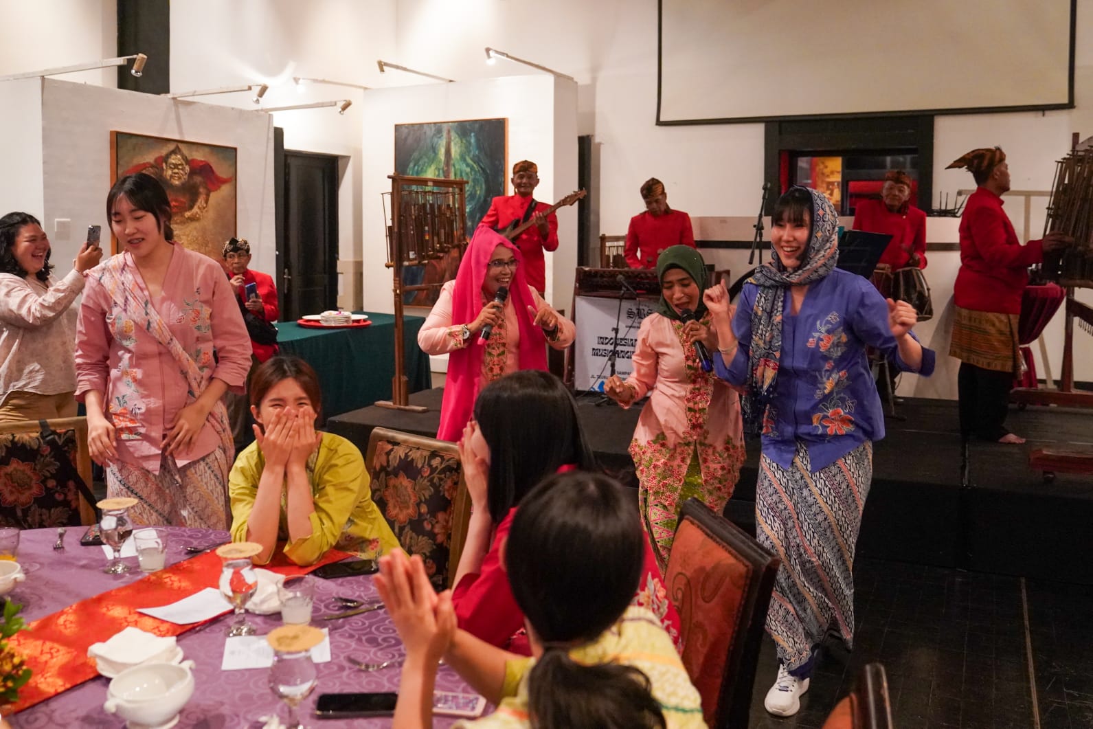 Kenakan Pakaian Batik, Pemain Red Sparks Nikmati Makanan dan Asyik Joget Diiringi Lagu Dangdut