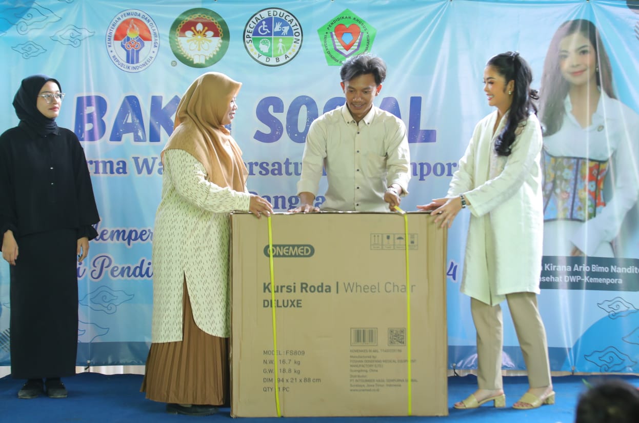Peringati Hari Kartini, Hardiknas dan Harkitnas 2024, Penasehat DWP Kemenpora Salurkan Bakti Sosial Kursi Roda di SLB YDBA Purwakarta
