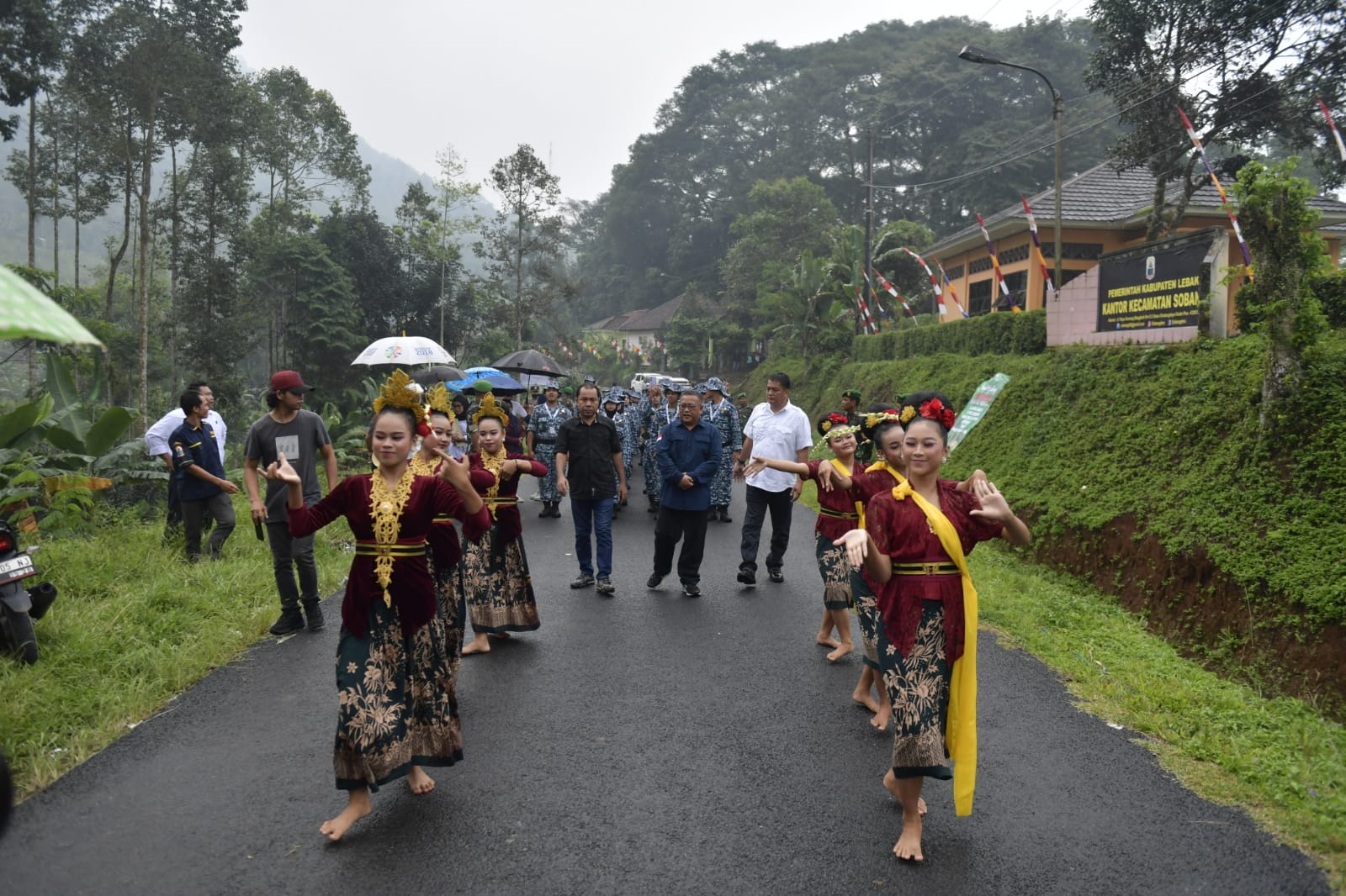 Tiba di Kecamatan Sobang, Peserta Bakti Pemuda Nusantara 2024 Disambut Antusias Warga dan Tarian Tradisional Banten