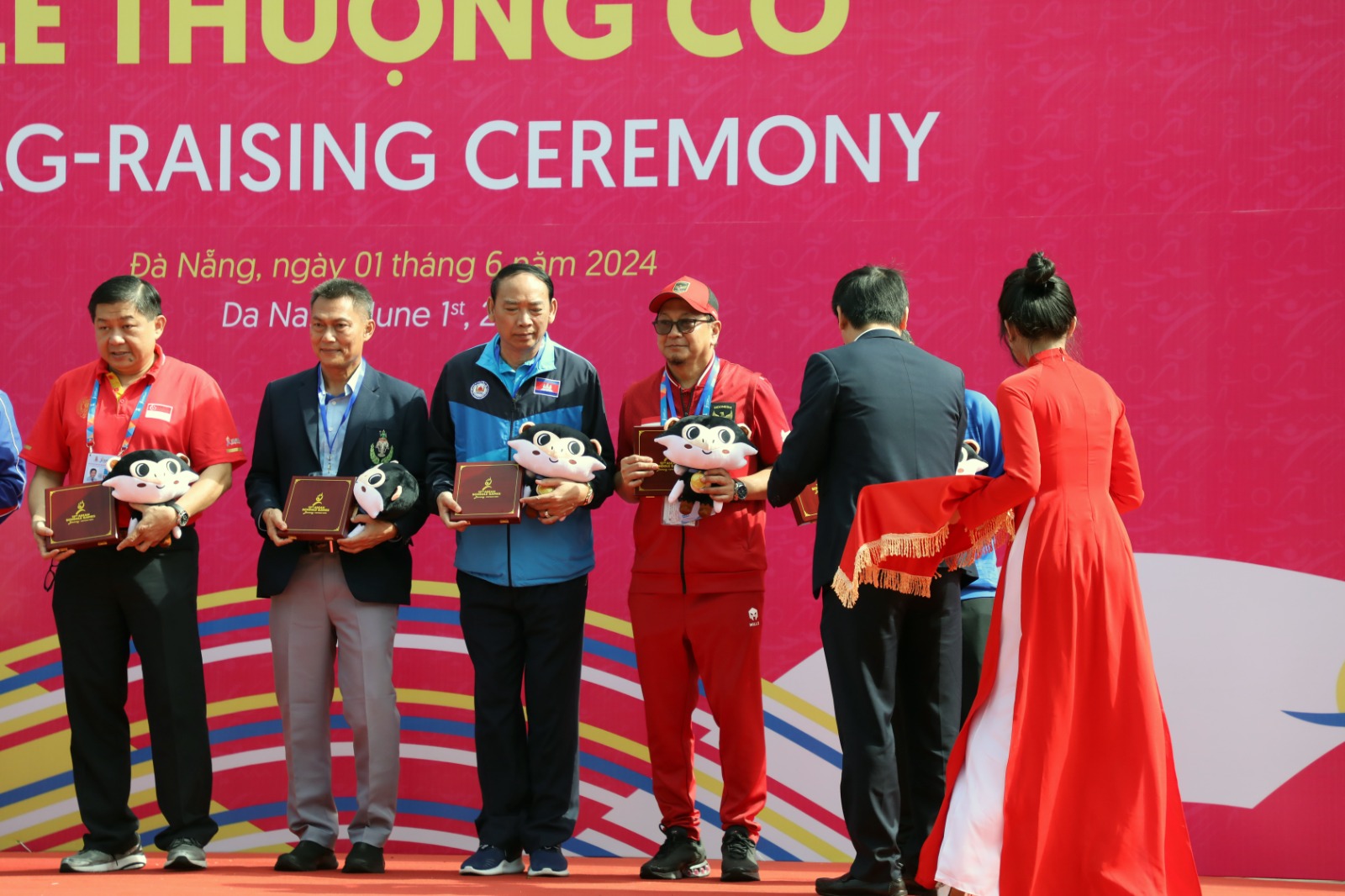 Ikuti Flag-Raising Ceremony 13th ASEAN Schools Games Da Nang 2024, Delegasi Indonesia Disambut Tarian Tradisional Vietnam