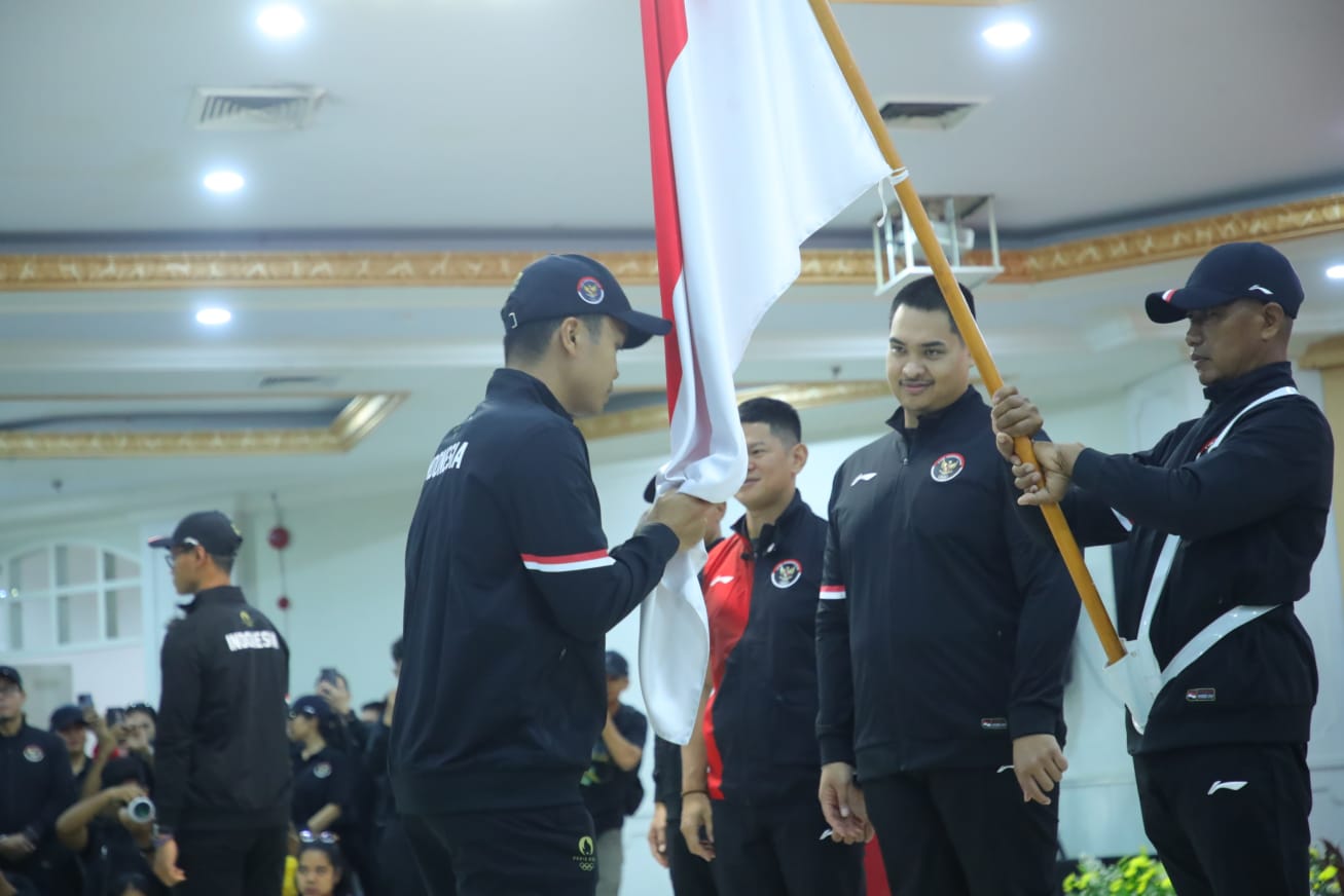 Menpora Dito Kukuhkan Kontingen Indonesia untuk Olimpiade 2024 Paris