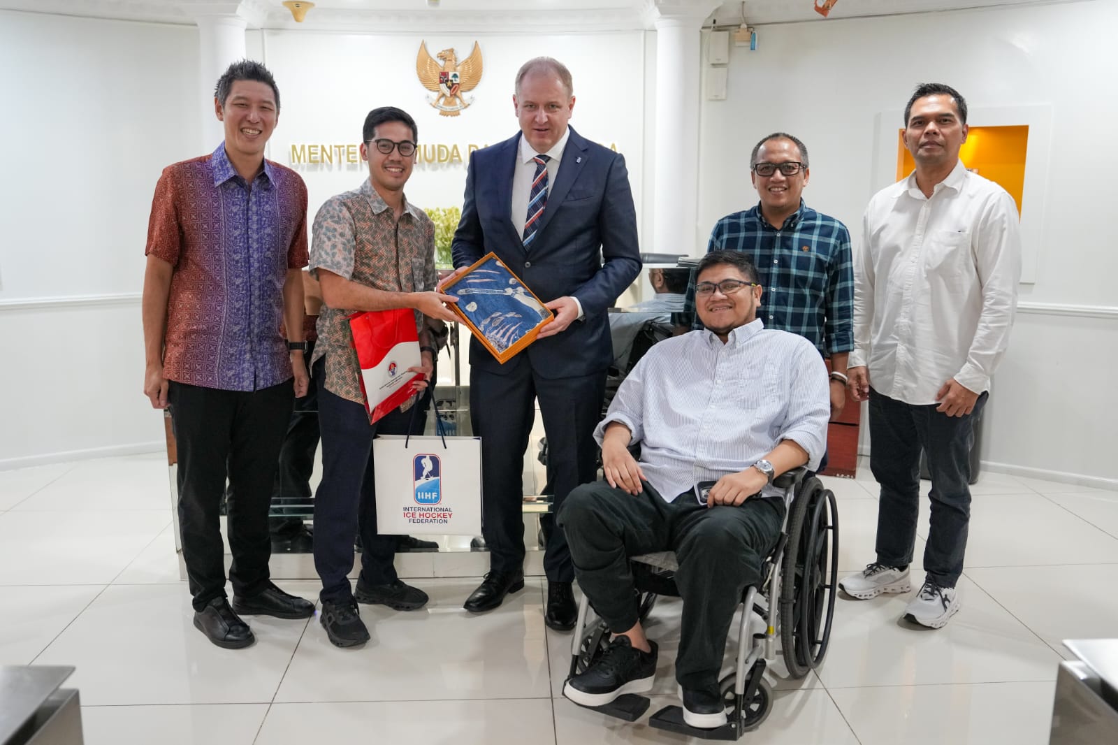 Kemenpora RI Terima Kunjungan Direktur IIHF, Bahas Program Pengembangan Hoki Es Indonesia