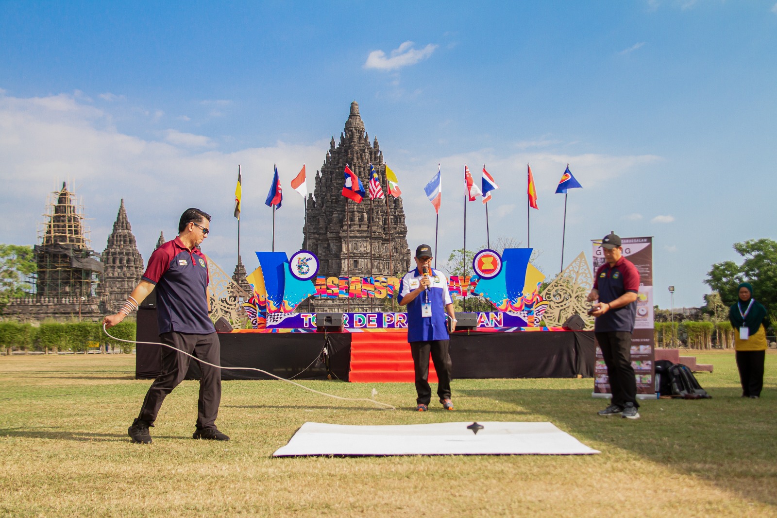 Candi Prambanan Jadi Saksi Penampilan Olahraga Tradisional Negara-negara ASEAN di ASEAN Sport Day 2024