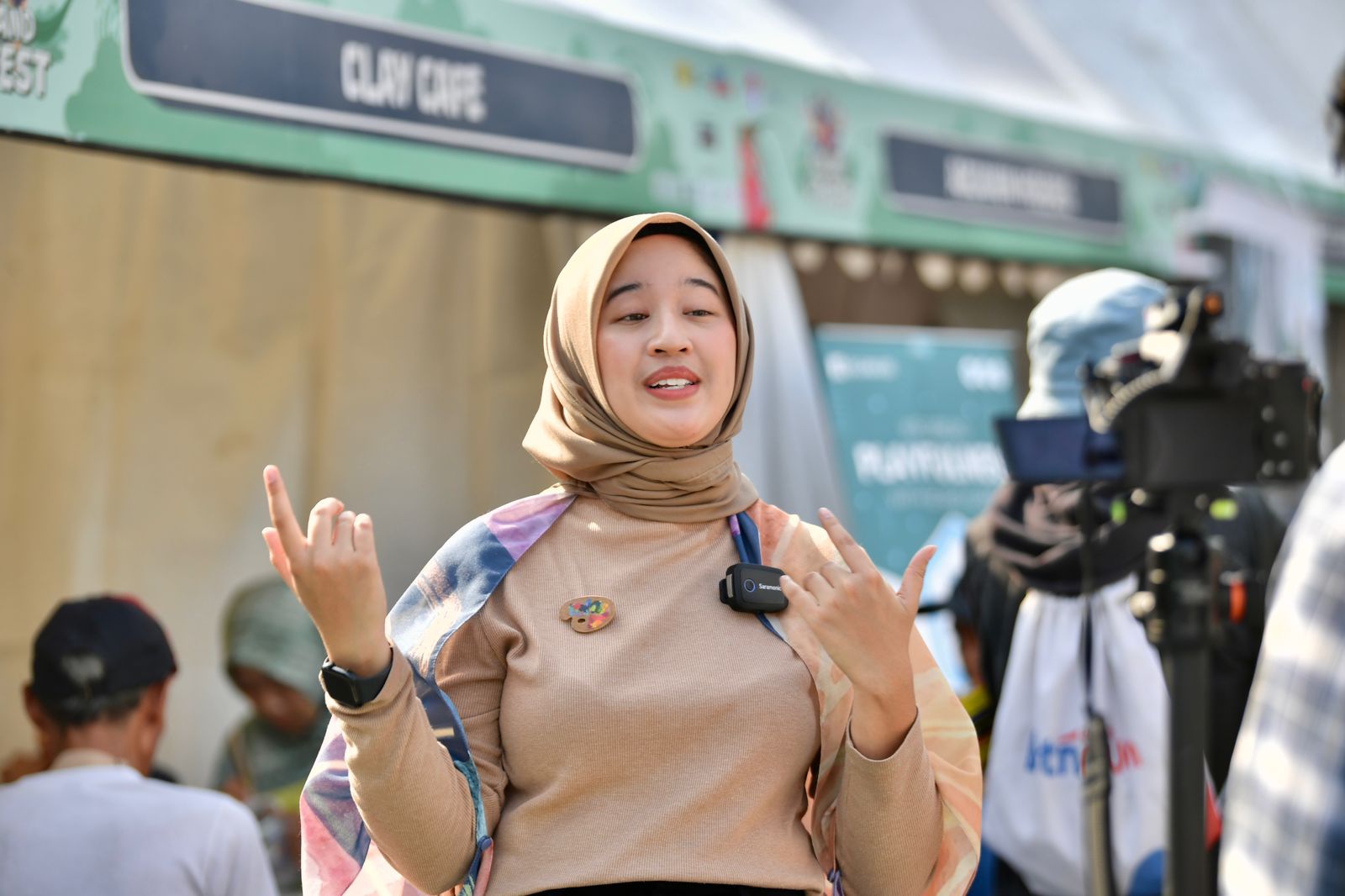 Mengenal Amalia Pradifera, Seniman yang Manfaatkan Keramik Sebagai Objek Melukis