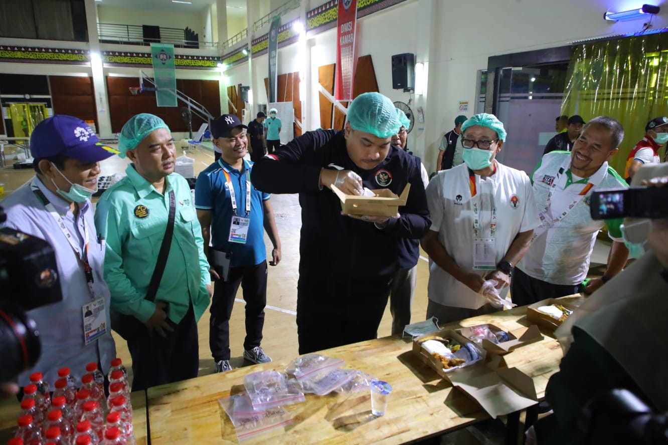 Ingin Makanan Atlet Terpenuhi dengan Baik, Menpora Lihat Langsung Pusat Konsumsi Makan Atlet PON XXI di Medan