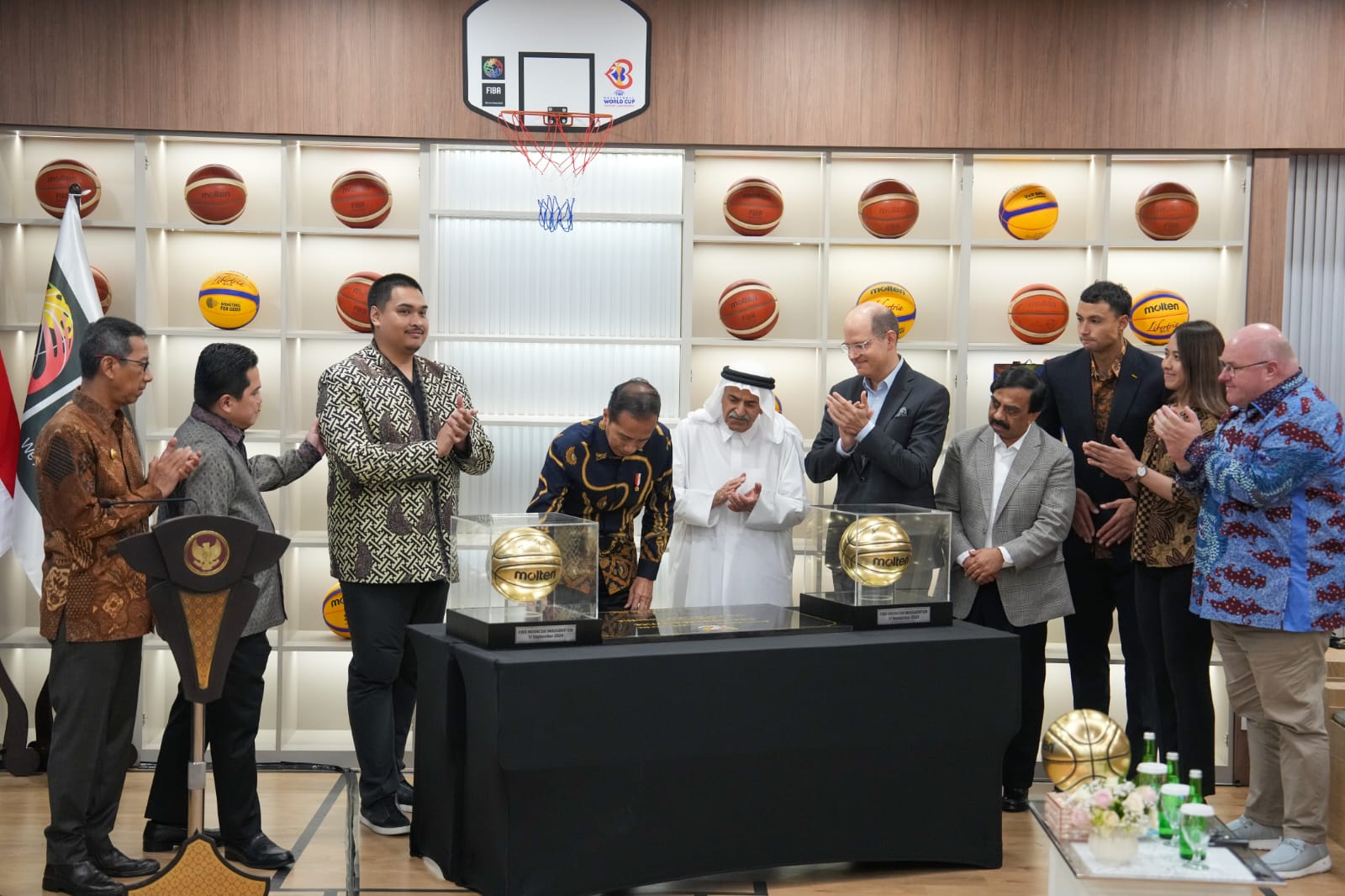 Menpora Dito Dampingi Presiden Jokowi Resmikan Kantor FIBA di Jakarta