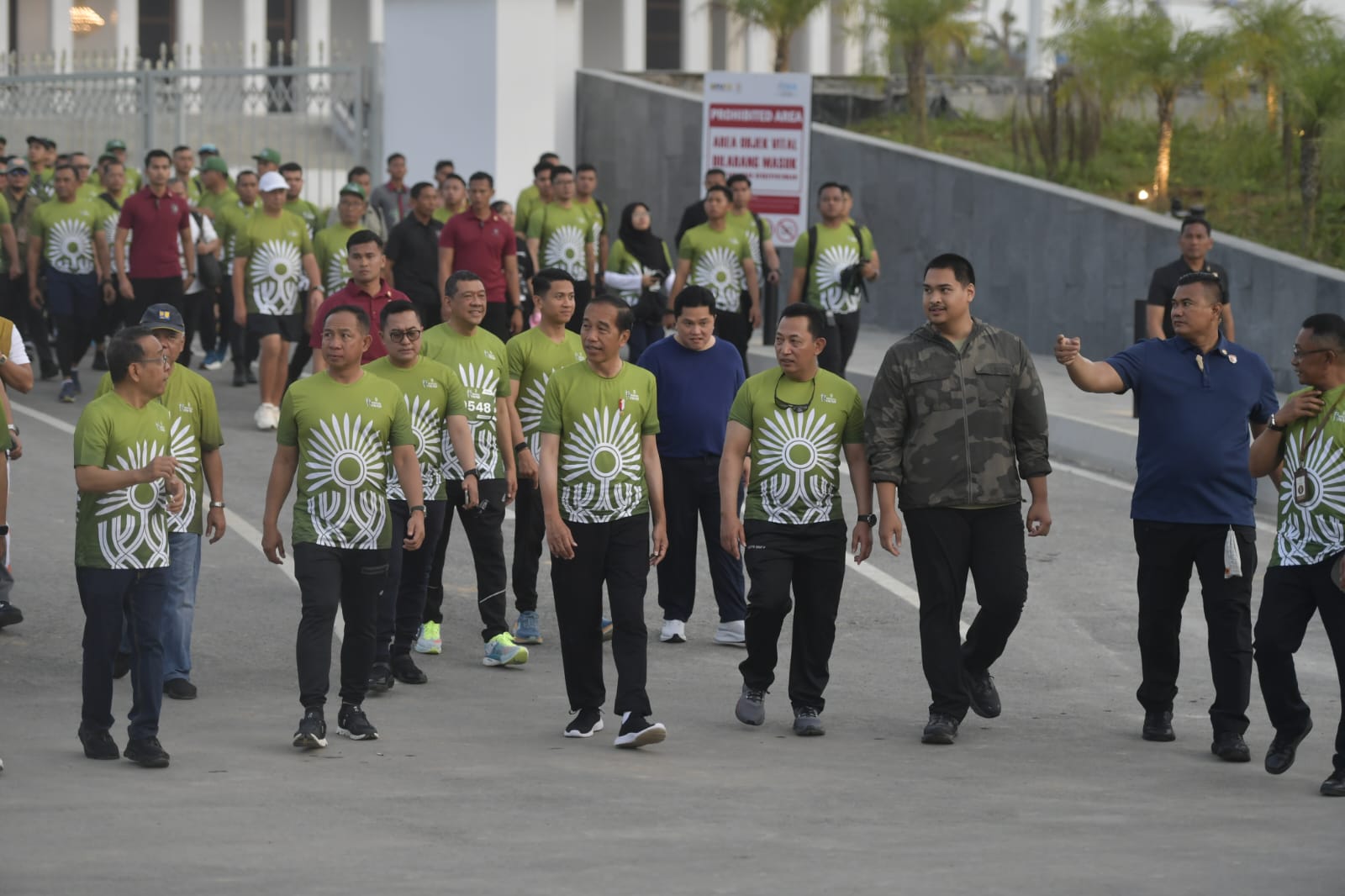 Menpora Dito Dampingi Presiden Jokowi Lepas 3.200 Peserta Nusantara TNI Fun Run 2024 di IKN Nusantara