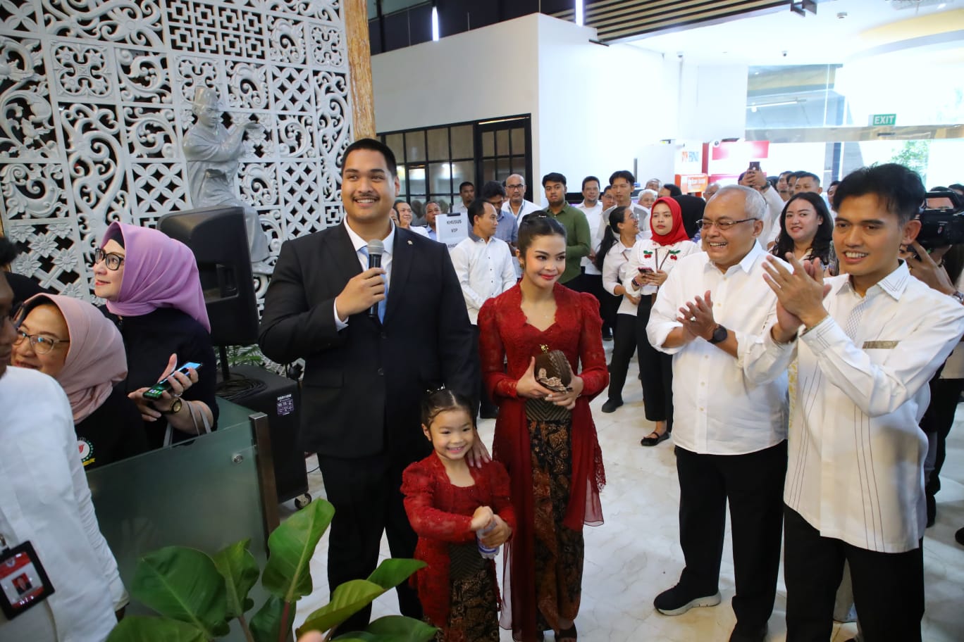 Tiba di Kantor Kemenpora, Menpora Dito Disambut Meriah dan Langsung Silaturahmi dengan Jajaran Pejabat dan Staf