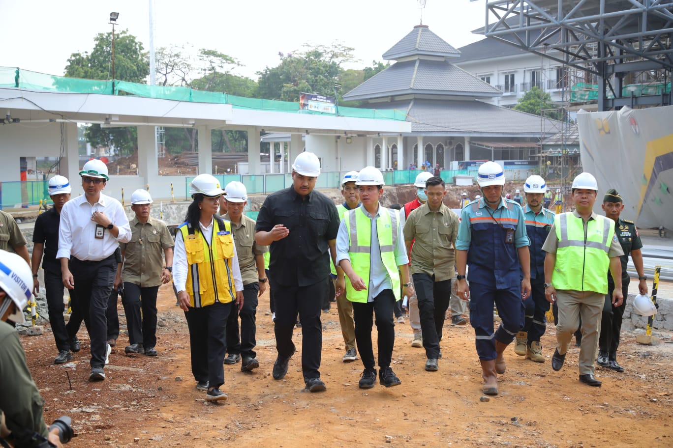 Menpora Dito Dampingi Wapres Gibran Tinjau Proyek Pembangunan Cibubur Youth Elite Sport Center