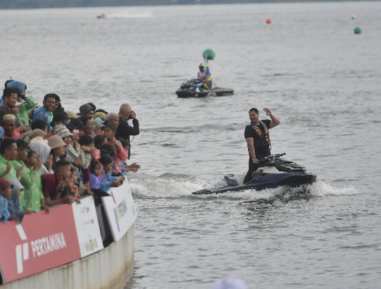 Naik Jetski dari Balige ke Samosir untuk Kunjungi Venue Aquabike Jetski World Champhionship 2024, Menpora Dito Menikmati Keindahan Danau Toba