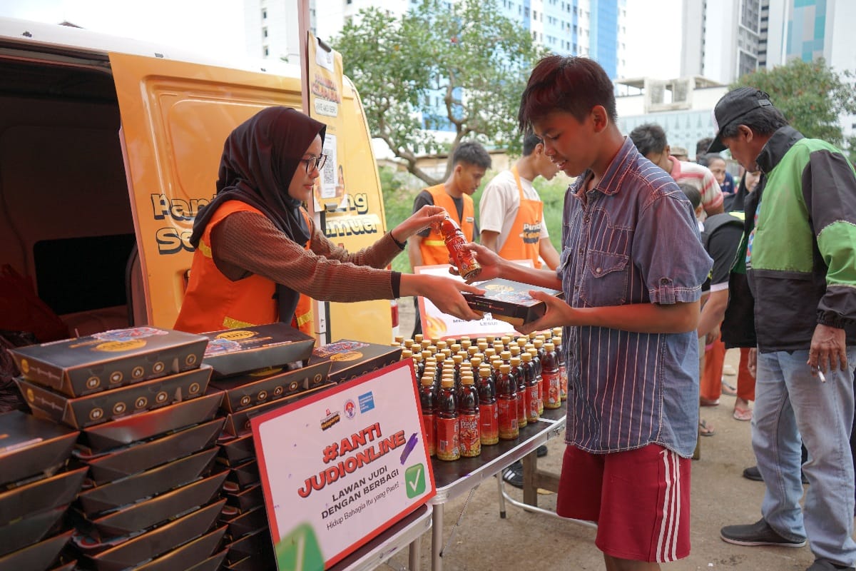 Aksi Nyata Lawan Judol, Kitabisa, Kemenpora, dan Kementerian Komdigi Gencarkan Edukasi dan Bagikan Makanan ke Warga Dhuafa dan Ojol