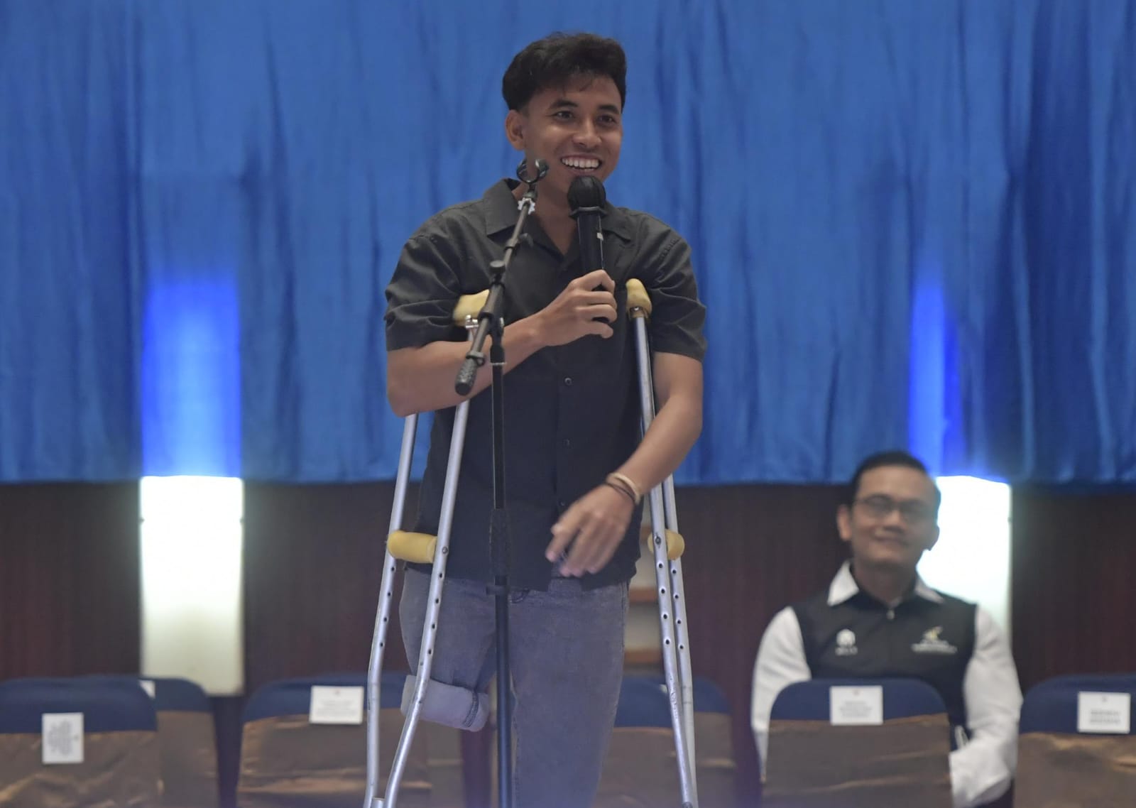 Cetak Rekor Mendaki Gunung, Komika Disabilitas Anggi Wahyuda Buktikan Keterbatasan Bukan Penghalang