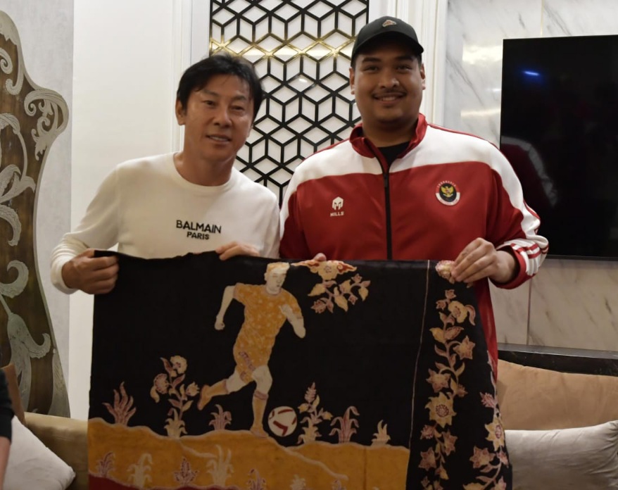 Simbol Persahabatan Kain Batik dan Ginseng, Menpora Dito Apresiasi Dedikasi Shin Tae-yong untuk Timnas Merah Putih