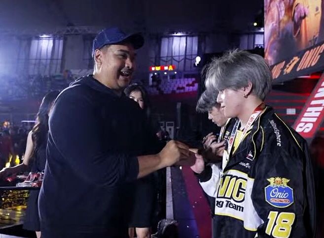 Kalungkan Medali, Menpora Dito Beri Selamat Onic Esport Juara MPL ID Season 15