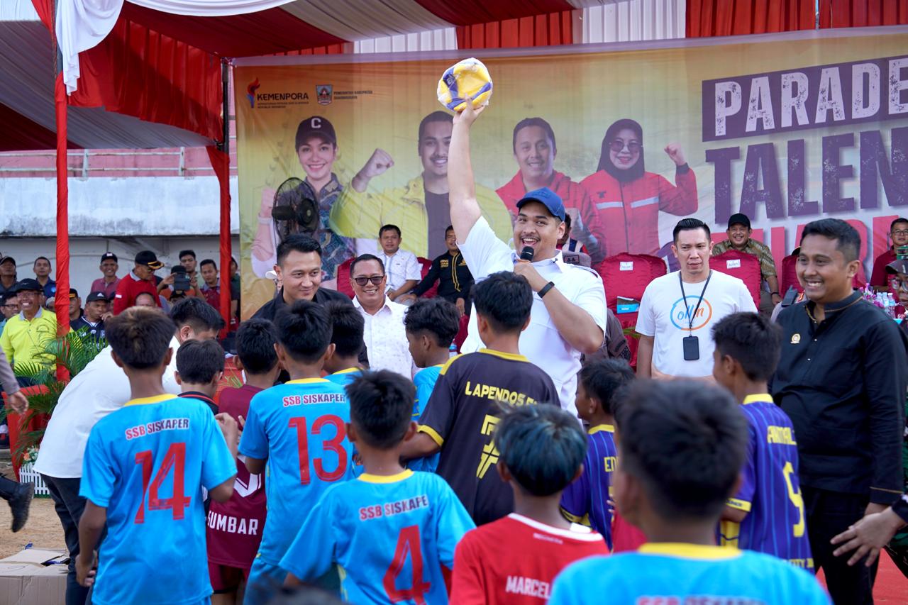 Dukung Pengembangan Atlet Muda, Menpora Dito Serahkan Bantuan Bola di Dharmasraya