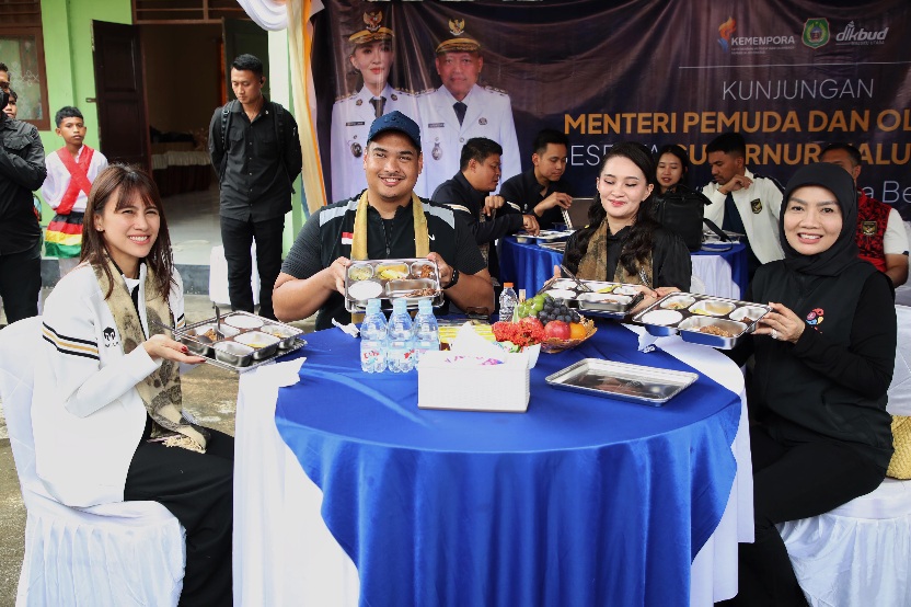 Kawal Generasi Berprestasi, Menpora Dito Tinjau Program MBG dan Fasilitas Olahraga Sekolah di Malut