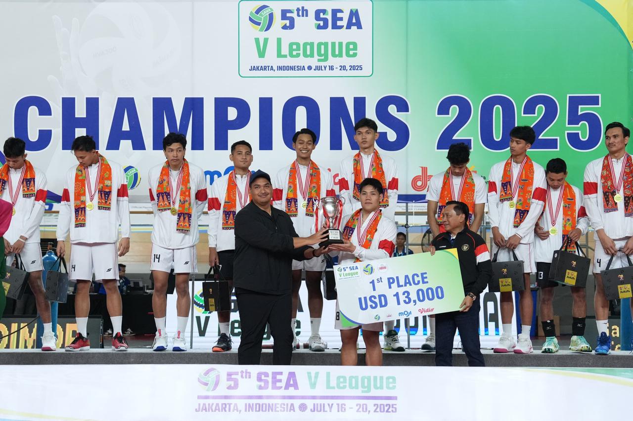 Indonesia Juara SEA V League 2025 Leg 2, Menpora Dito Serahkan Trofi