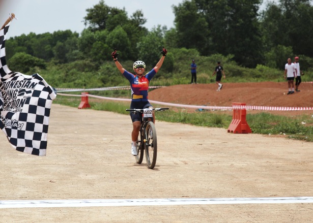 Tampil Gemilang, Nining Porwaningsih Persembahkan Emas di Nomor Women Short Track Pornas Korpri XVII