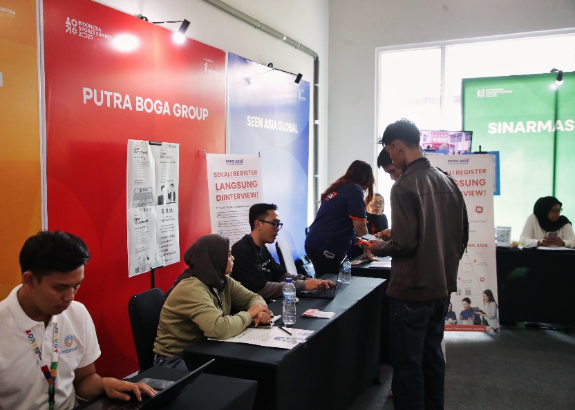 Pencari Kerja Antusias Ikuti Job Fair Indonesia Sports Summit di Indonesia Arena