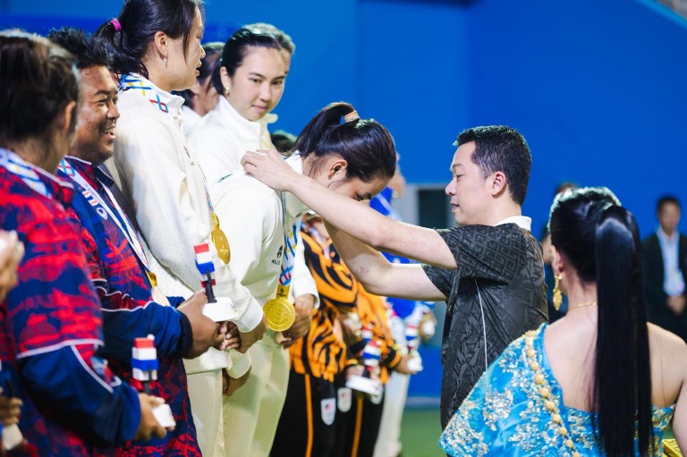 Wamenpora Taufik Saksikan Sukses Tim Beregu Putra dan Putri Indonesia Raih Emas SEA Games 2025 Thailand