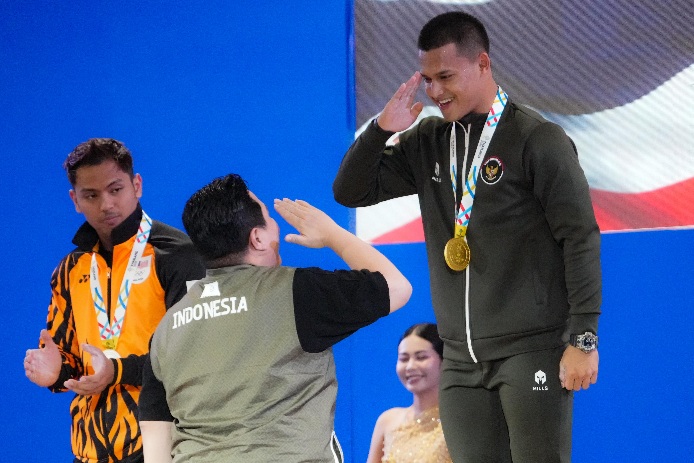 Letda TNI Rizki Juniansyah Persembahkan Emas di SEA Games 2025 dan Pecahkan Rekor Dunia , Menpora Erick: Kita Tunjukkan Kedigdayaan Indonesia
