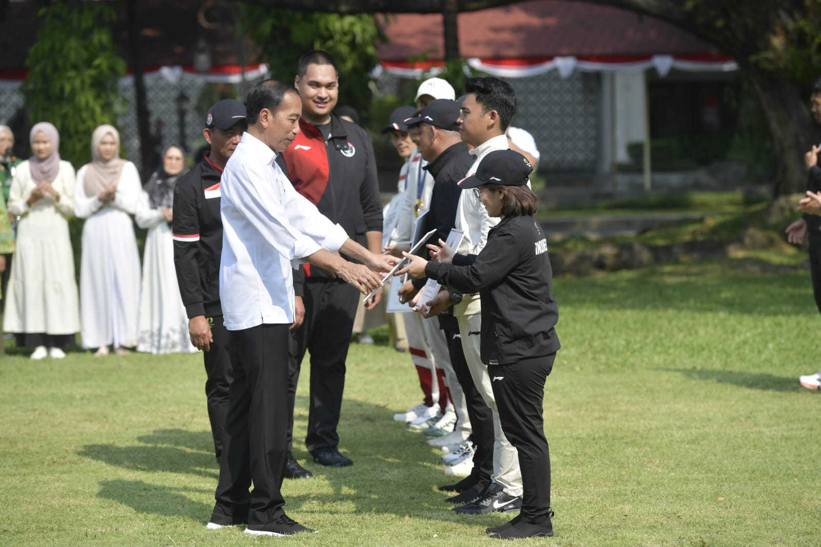 Menpora Dito Dampingi Presiden Joko Widodo Serahkan Bonus Atlet Olimpiade 2024