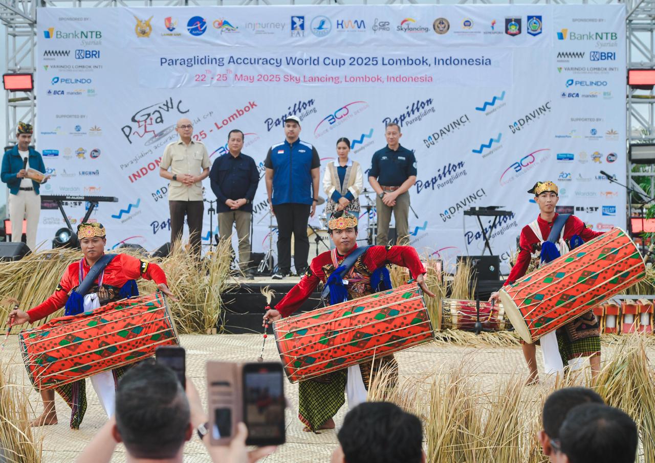 Menpora Dito Saksikan Paragliding Accuracy World Cup (PGAWC) di Lombok