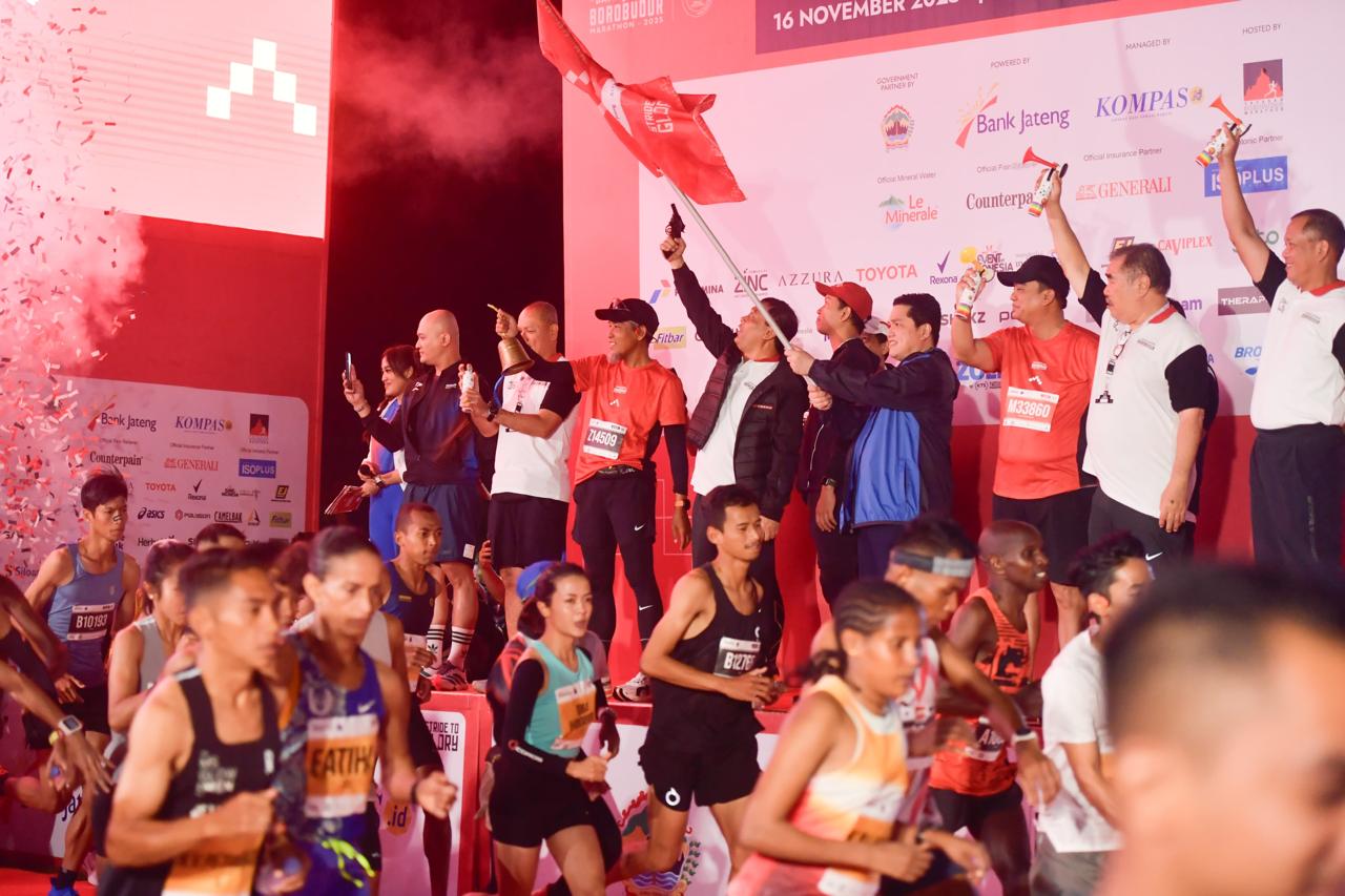 Menpora Erick Melepas Ribuan Peserta Borobudur Marathon 2025